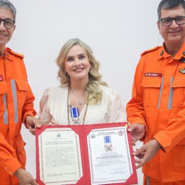 Presidente da Alba recebe mais alta honraria do Corpo de Bombeiros