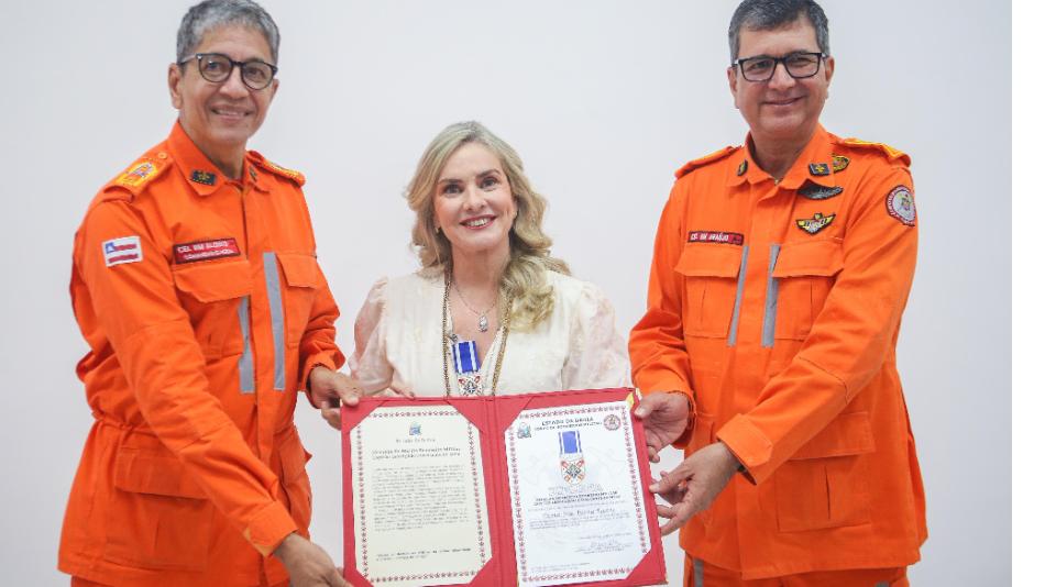 Presidente da Alba recebe mais alta honraria do Corpo de Bombeiros