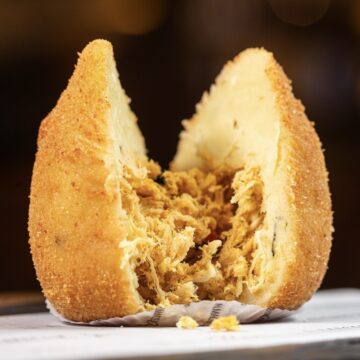 Almacen Pepe celebra Dia da Coxinha com oferta especial em todas as unidades em Salvador