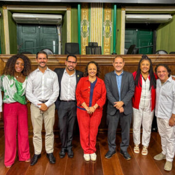 Oposição critica título de cidadão de Salvador concedido a Flávio Bolsonaro