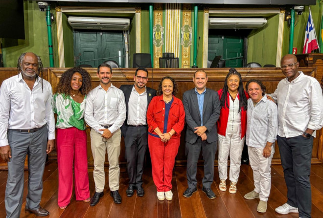 Oposição critica título de cidadão de Salvador concedido a Flávio Bolsonaro