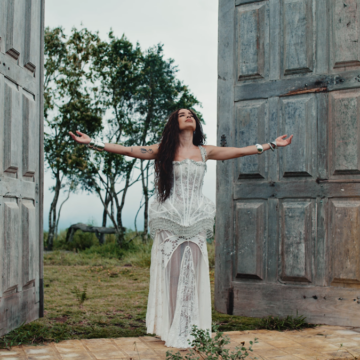 Anitta lança clipe de “Deus Existe”, música que viralizou em debate sobre escala 6×1