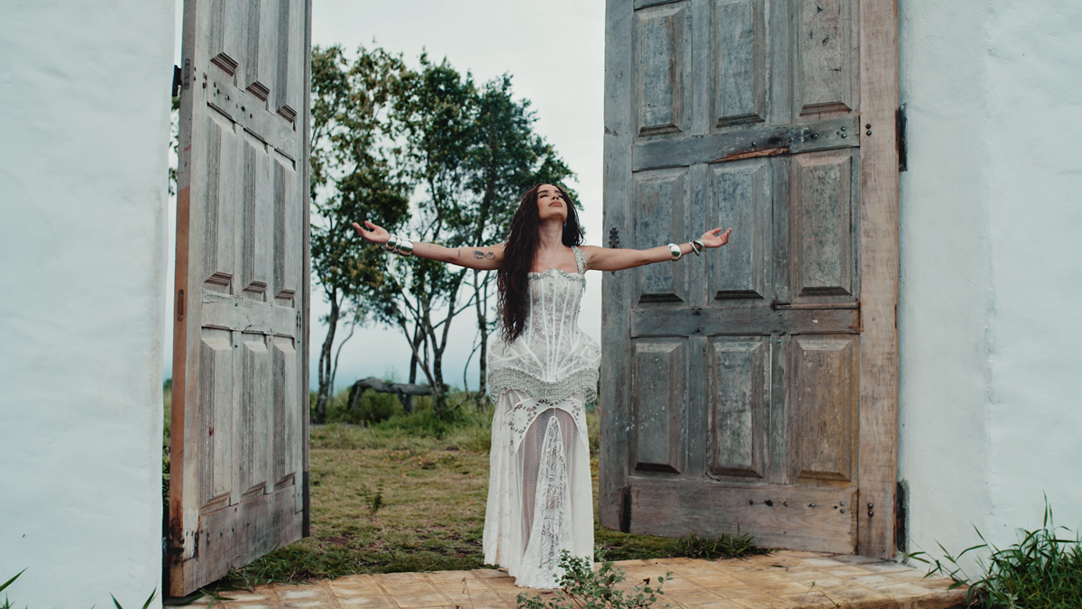 Anitta lança clipe de “Deus Existe”, música que viralizou em debate sobre escala 6×1