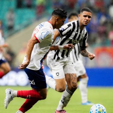 Com gol nos acréscimos, Bahia bate o Botafogo de virada e faz a festa da torcida