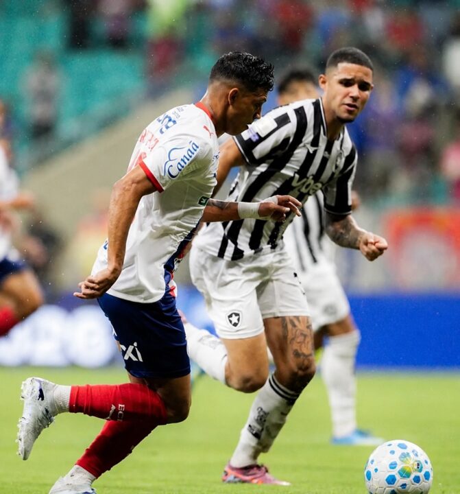 Com gol nos acréscimos, Bahia bate o Botafogo de virada e faz a festa da torcida