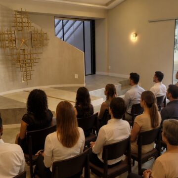 Cemitério em Salvador realiza missa especial de Dia das Mães