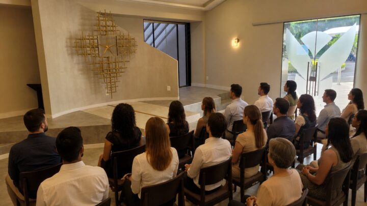 Cemitério em Salvador realiza missa especial de Dia das Mães