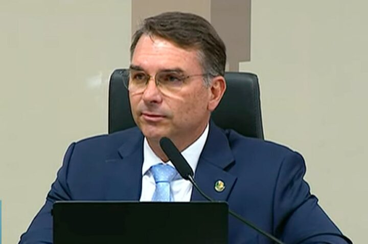 Flávio Bolsonaro deve passar São João em cidade da Bahia; saiba onde
