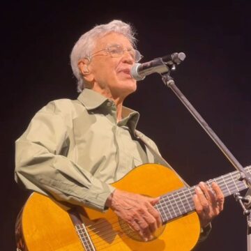 Em Portugal, Caetano Veloso relembra infância em Santo Amaro ao cantar fado