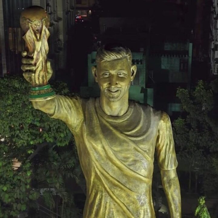 Estátua gigante de Messi na Índia será removida após risco estrutural