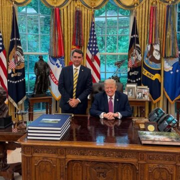 Flávio Bolsonaro divulga encontro com Donald Trump na Casa Branca