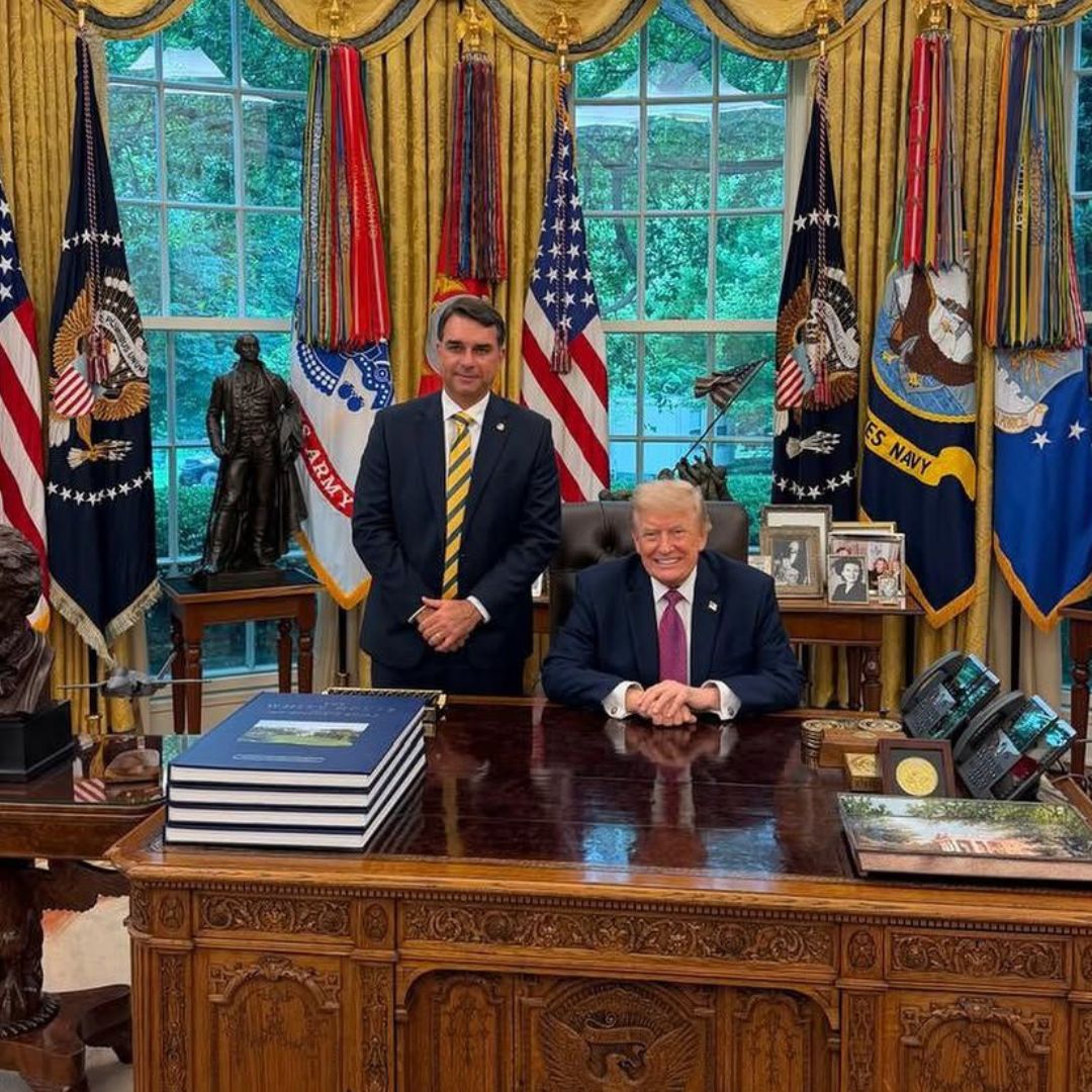 Flávio Bolsonaro divulga encontro com Donald Trump na Casa Branca
