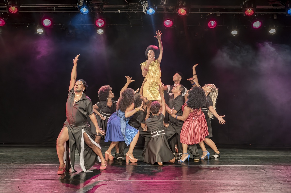 Musical que homenageia Elza Soares promove sessão para mulheres em vulnerabilidade em Salvador
