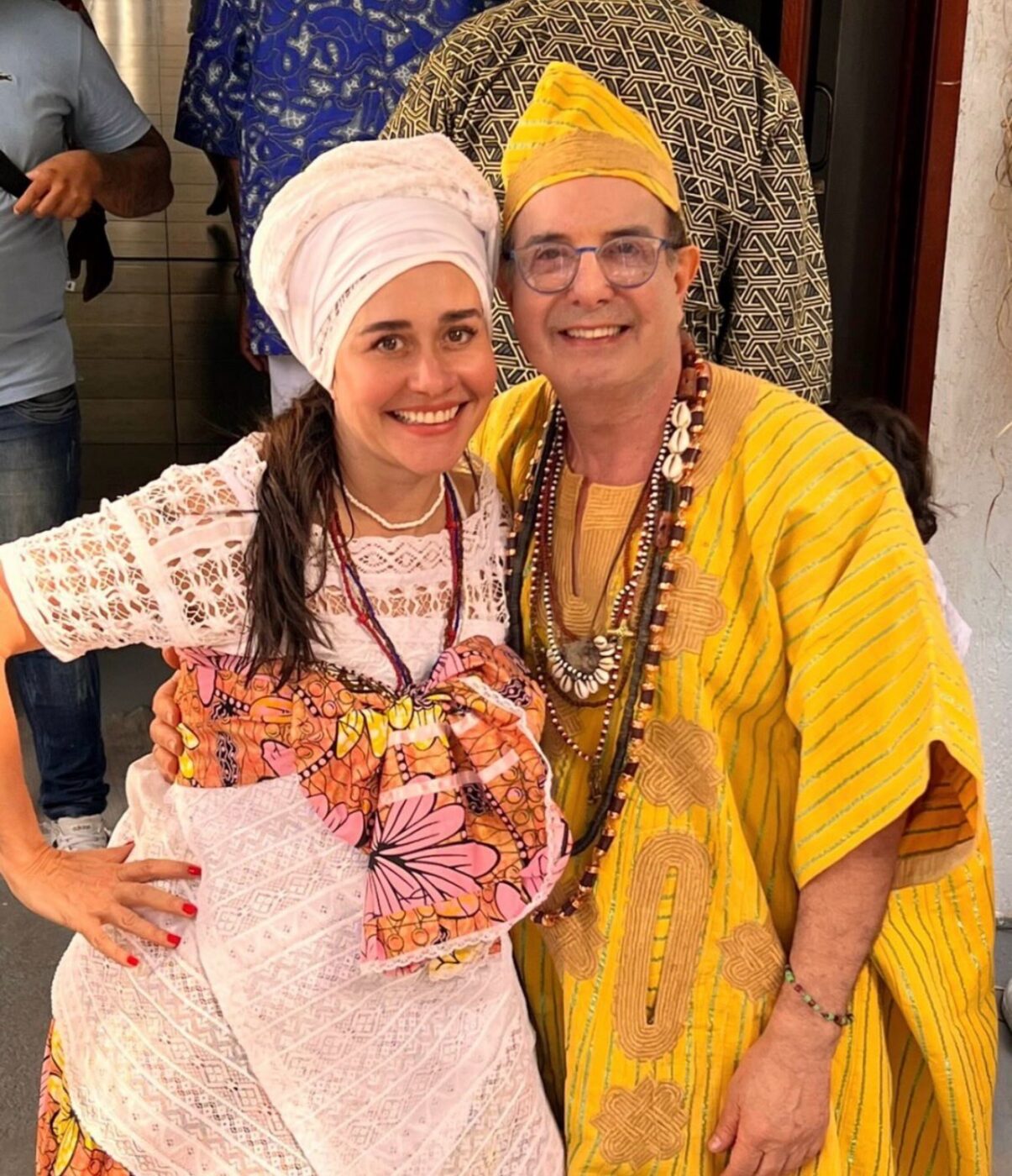 Em Salvador, Alessandra Negrini visita terreiro de candomblé