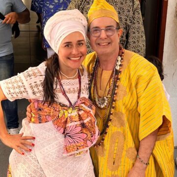 Em Salvador, Alessandra Negrini visita terreiro de candomblé