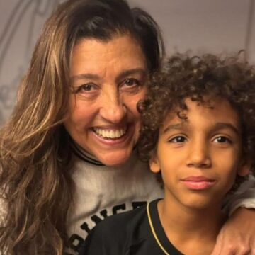 Regina Casé encanta ao contar ao neto a história de Nossa Senhora de Fátima, celebrada nesta quarta (13)