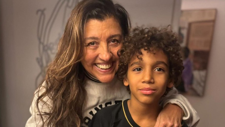 Regina Casé encanta ao contar ao neto a história de Nossa Senhora de Fátima, celebrada nesta quarta (13)