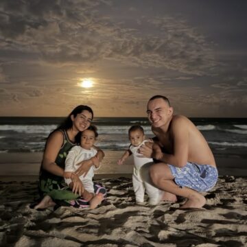 João Gomes e Ary Mirelle encantam fãs com fotos em família na praia sob lua cheia