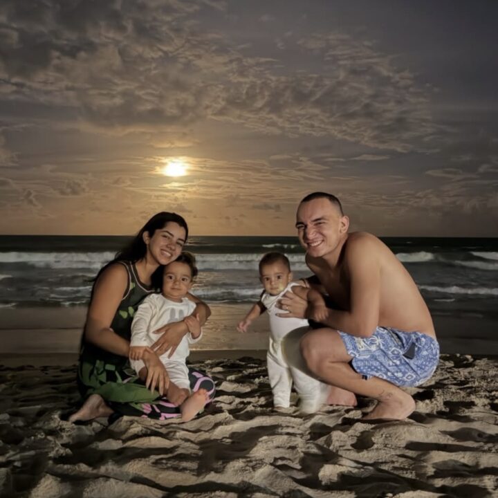 João Gomes e Ary Mirelle encantam fãs com fotos em família na praia sob lua cheia