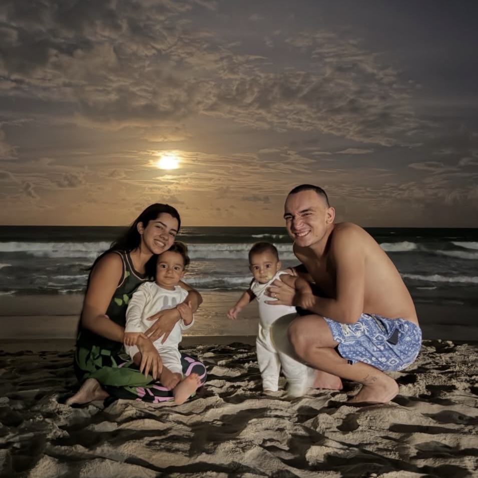 João Gomes e Ary Mirelle encantam fãs com fotos em família na praia sob lua cheia