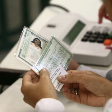 Brasileiros no exterior devem regularizar título de eleitor para votar nas eleições; veja prazos