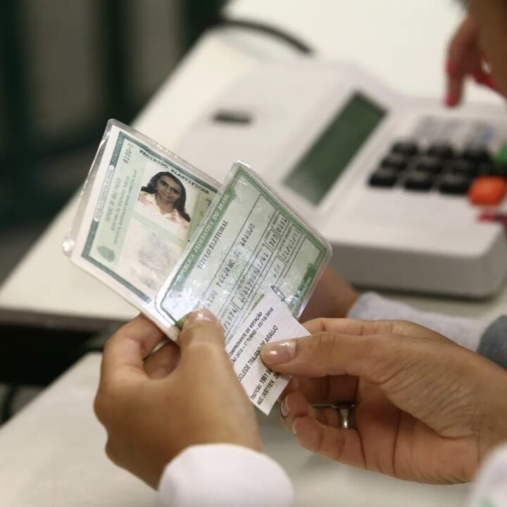 Brasileiros no exterior devem regularizar título de eleitor para votar nas eleições; veja prazos