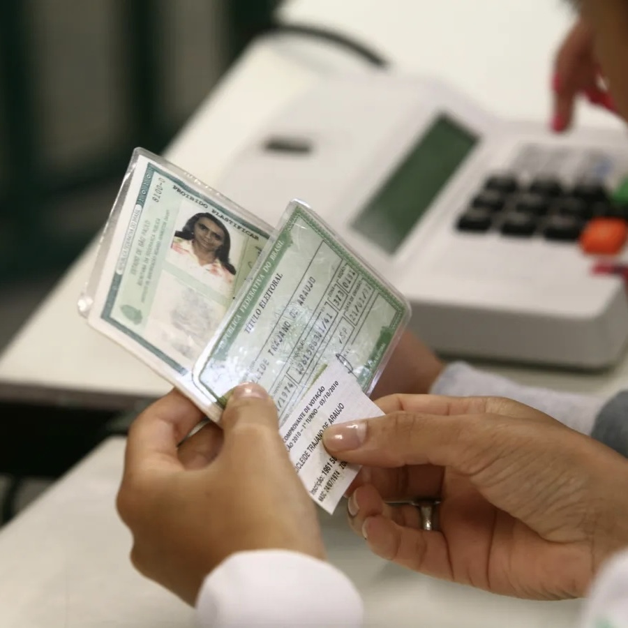 Brasileiros no exterior devem regularizar título de eleitor para votar nas eleições; veja prazos