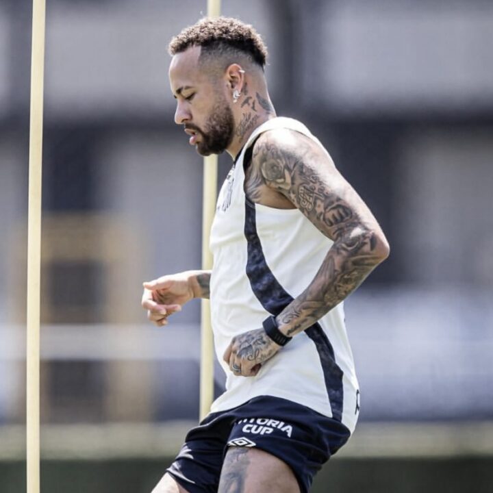 Edema na panturrilha de Neymar liga alerta na seleção brasileira e altera plano de treinos