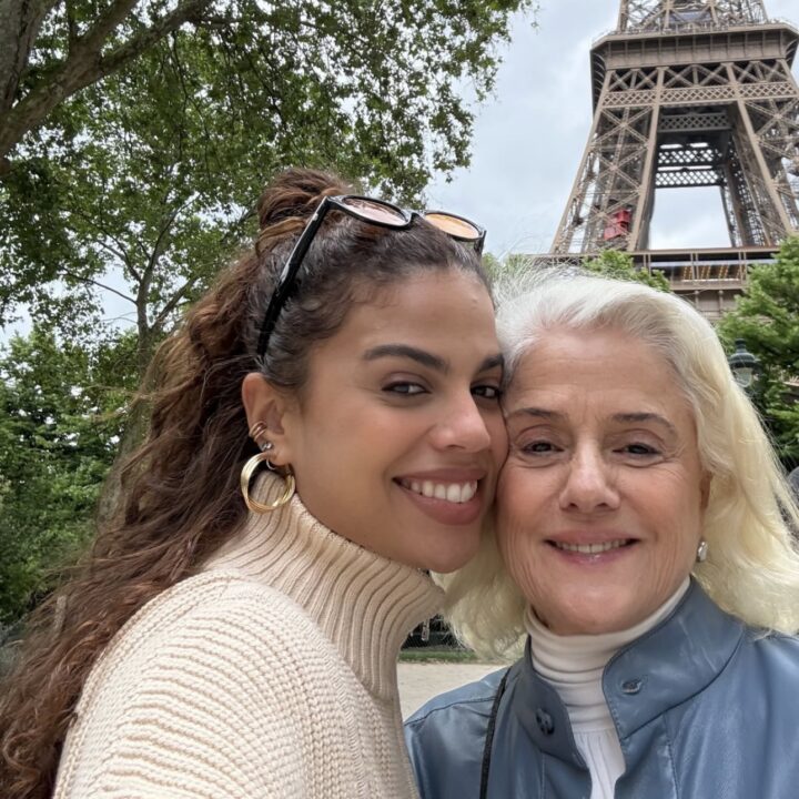 Clara Buarque curte viagem a Paris ao lado da avó Marieta Severo: ‘Que sonho’