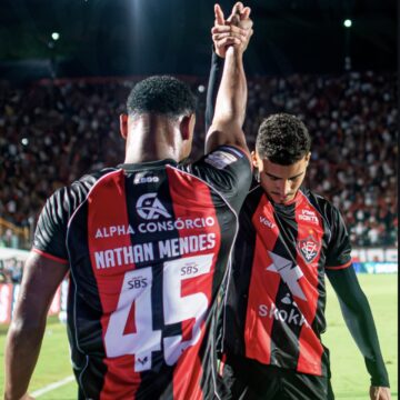 Vitória vence Inter por 2 a 0 e se afasta da zona de rebaixamento no Brasileirão