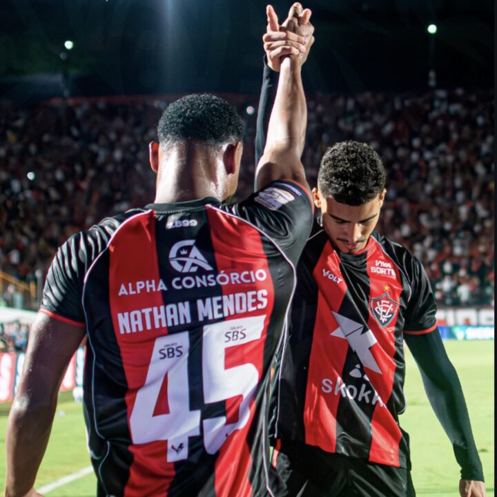 Vitória vence Inter por 2 a 0 e se afasta da zona de rebaixamento no Brasileirão