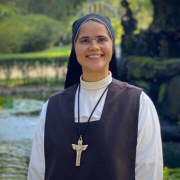 Freira baiana morre afogada na Itália após salvar religiosas durante momento de lazer na praia