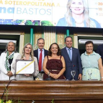 Presidente da ALBA recebe título de cidadã de Salvador em sessão marcada por emoção