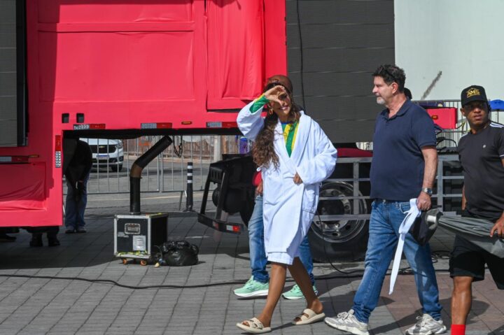 Ivete Sangalo grava comercial em trio elétrico no Farol da Barra