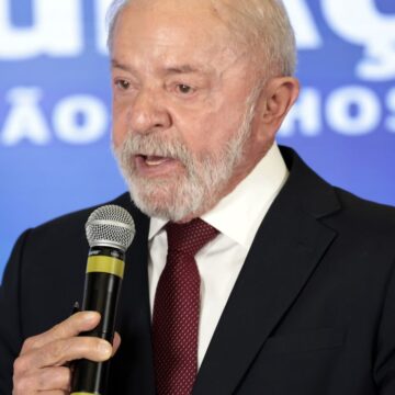 Lula inicia radioterapia após retirada de lesão no couro cabeludo