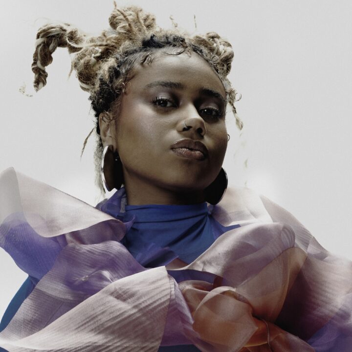 Melly lança álbum com Anitta, Liniker e Léo Santana; confira “Mais Forte Que a Dúvida”