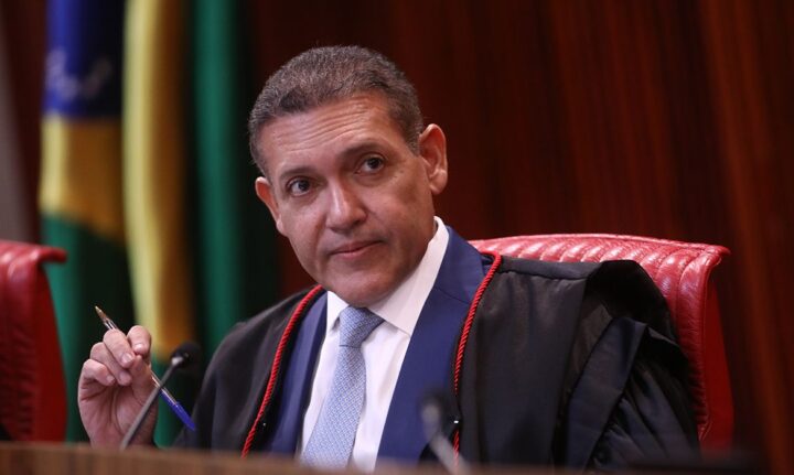 Nunes Marques toma posse na presidência do TSE nesta terça (12) e comandará eleições de 2026