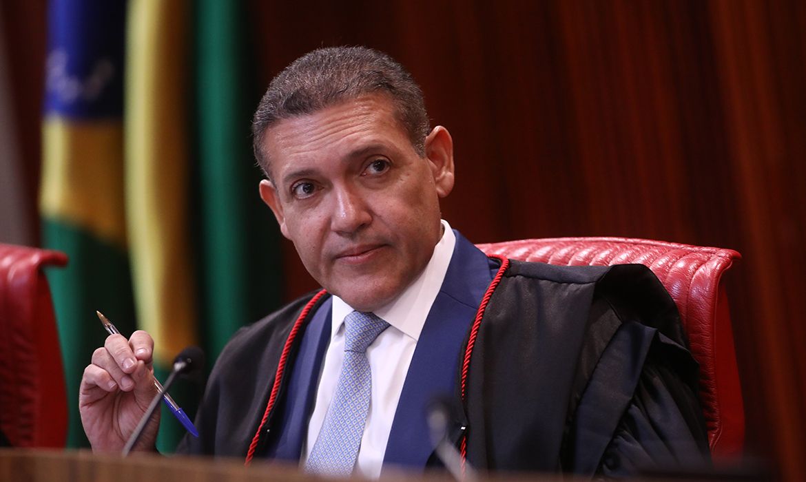 Nunes Marques toma posse na presidência do TSE nesta terça (12) e comandará eleições de 2026