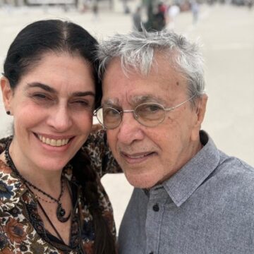 Caetano Veloso chega a Portugal para turnê e compartilha momentos em Lisboa