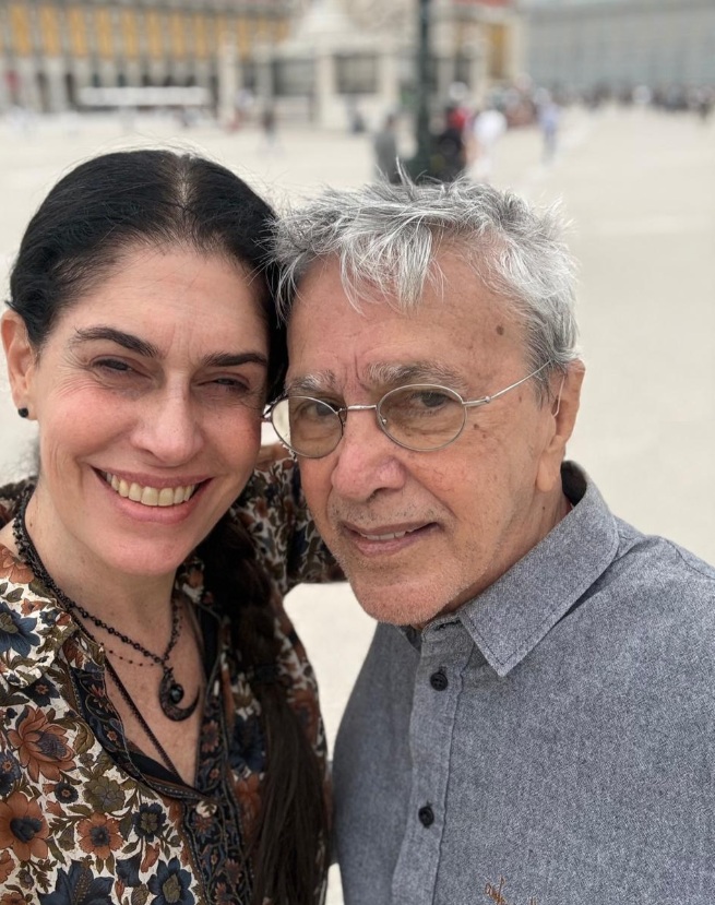Caetano Veloso chega a Portugal para turnê e compartilha momentos em Lisboa