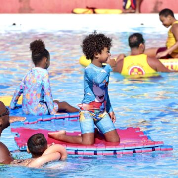 Projeto em Salvador oferece aulas de natação assistida para crianças com autismo