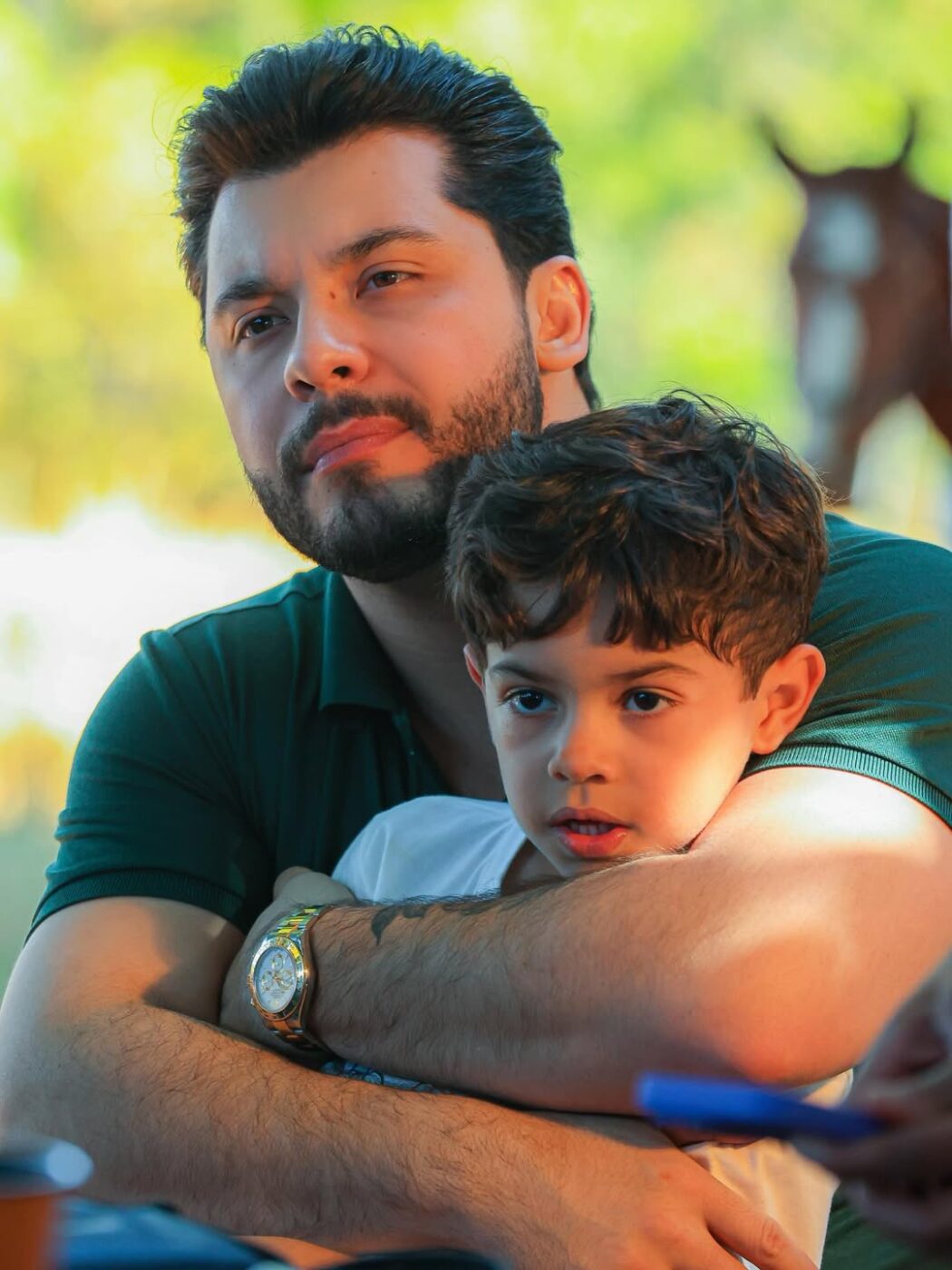 Murilo Huff encanta ao mostrar figurinha da Copa em homenagem a Léo, seu filho com Marília Mendonça