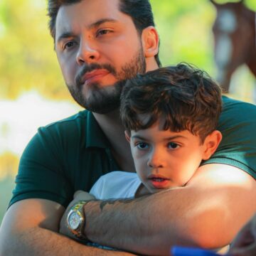 Murilo Huff encanta ao mostrar figurinha da Copa em homenagem a Léo, seu filho com Marília Mendonça