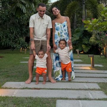 Filhos de João Gomes e Ary Mirelle encantam ao escutar projeto do pai gravado em Salvador
