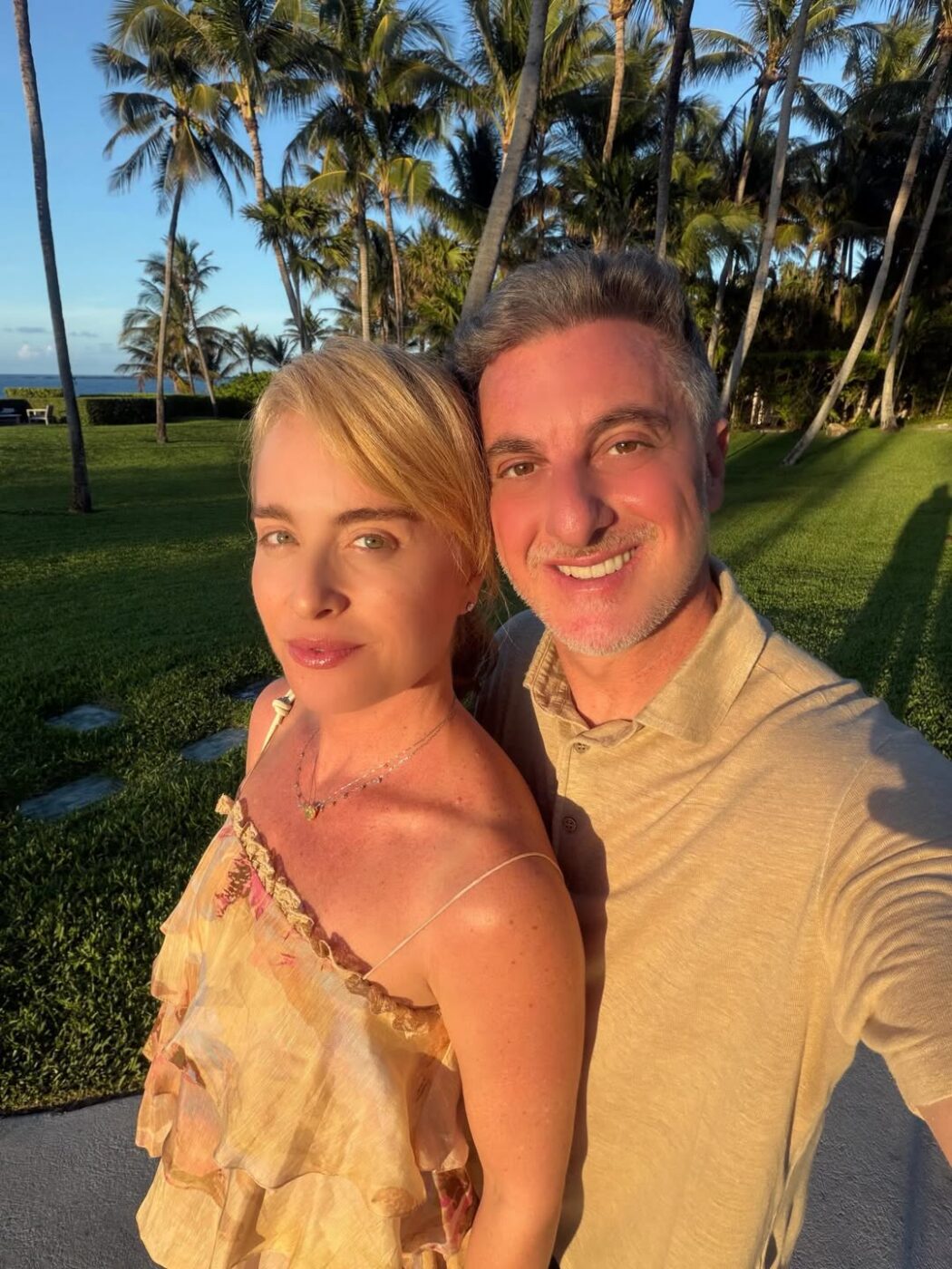 Angélica e Luciano Huck compartilham registros do novo integrante da família: “Com os irmãos”