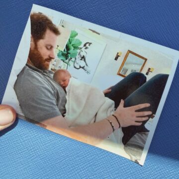 Meghan Markle celebra 7 anos do filho com foto inédita ao lado do príncipe Harry