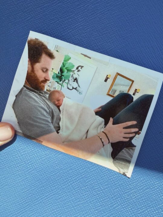 Meghan Markle celebra 7 anos do filho com foto inédita ao lado do príncipe Harry
