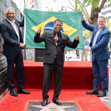 Paulinho da Costa recebe estrela em Hollywood e dedica homenagem ao Brasil