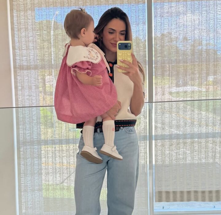 Tá crescendo! Filha de Luan Santana, Serena rouba a cena ao surgir enorme no colo da mãe Jade Magalhães