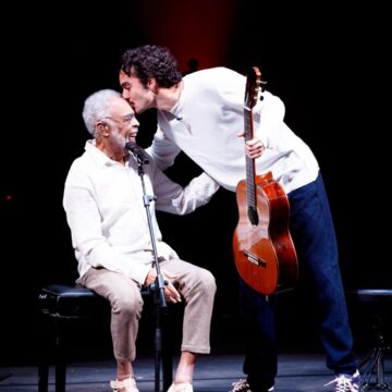 Gilberto Gil celebra lançamento do primeiro álbum do neto Bento Gil: “Orgulho”